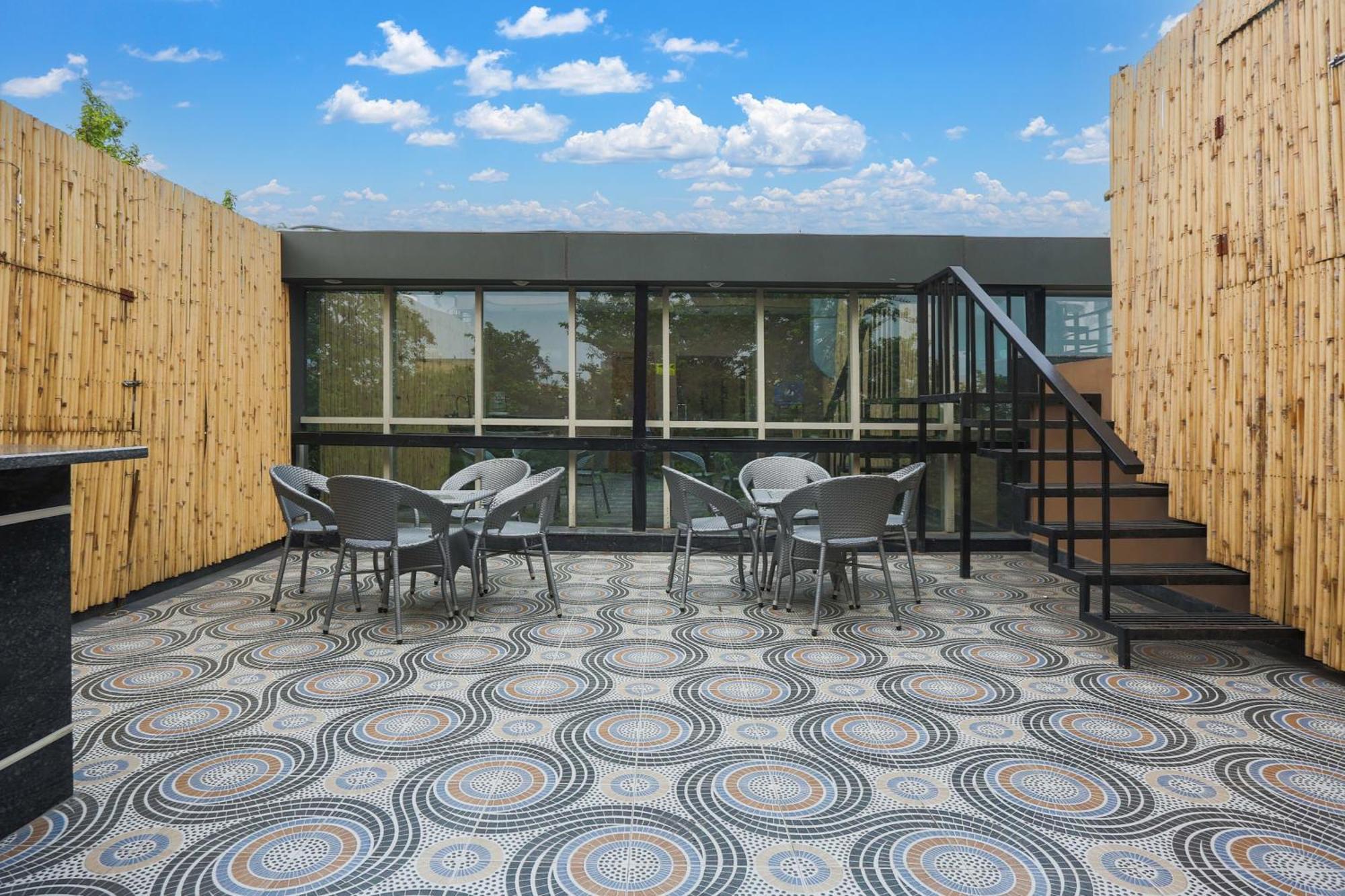 Super Townhouse Vikaspuri Hotell Delhi  Eksteriør bilde